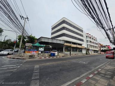 ให้เช่าอาคาร 4 ชั้น 800 ตรม. ติดถนน ติด Big C ตรงข้ามสวนหลวง ร.9
