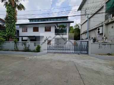 ให้เช่าบ้านเดี่ยว2ชั้นย่านโชคชัย4ลาดพร้าว ใกล้MRTโชคชัย4ใกล้นาคนิ