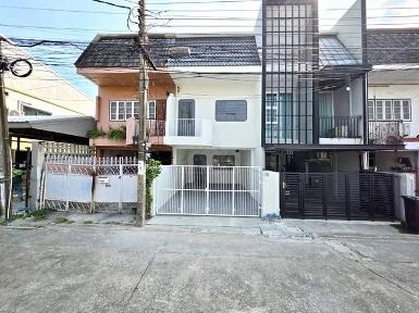ขาย ให้เช่า ทาวน์เฮาส์ 2 ชั้น ซอยโชคชัย 4 ลาดพร้าว