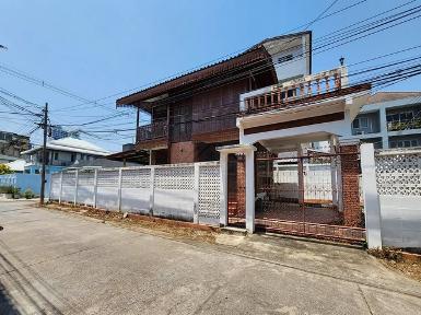 ให้เช่าบ้านหลังมุม 75 ตรว. ลาดพร้าว 35 เชื่อมต่อรัชดา บ้านสไตล์วิ