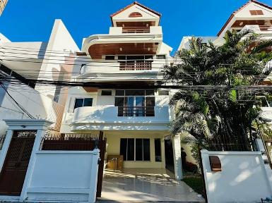 ให้เช่าบ้านเดี่ยว 4 ชั้น 5 นอน ย่านพร้อมพงษ์ สุขุมวิท 31 ใกล้ Emp