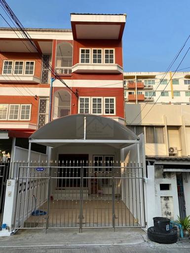 ให้เช่าทาวน์โฮม 3 ชั้น 4 ห้องนอน ซอยลาดพร้าว 29 ใกล้ MRT ลาดพร้าว