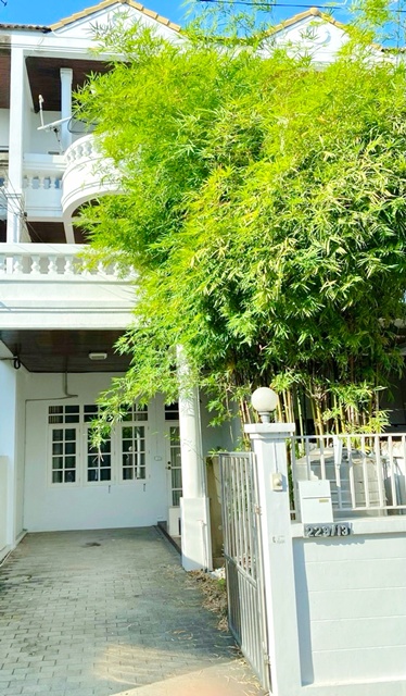 หรูมาก รัชดาภิเษก40-48 ให้เช่าทาวน์โฮม3 ชั้น 4นอน BTSรัชโยธิน 